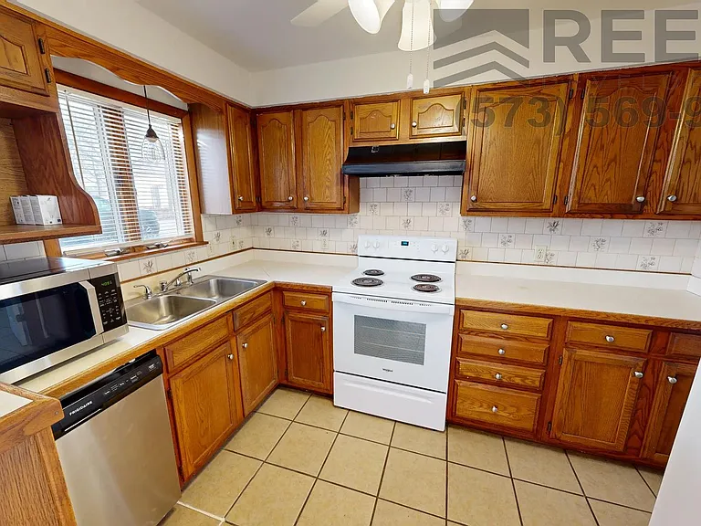 212 Ballenger Dr — Photo 2