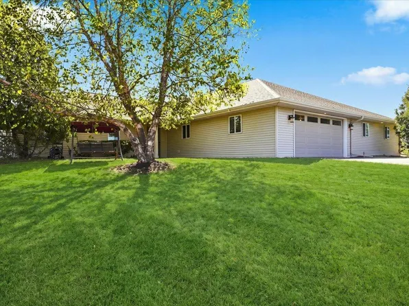919 Waxon Ln, Hudson, WI 54016