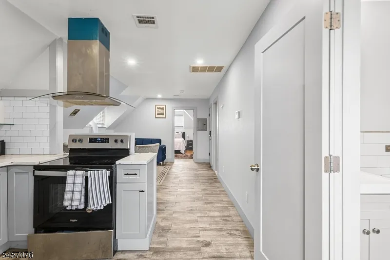 2 bed, 1.0 bath, $1,350 — Photo 3
