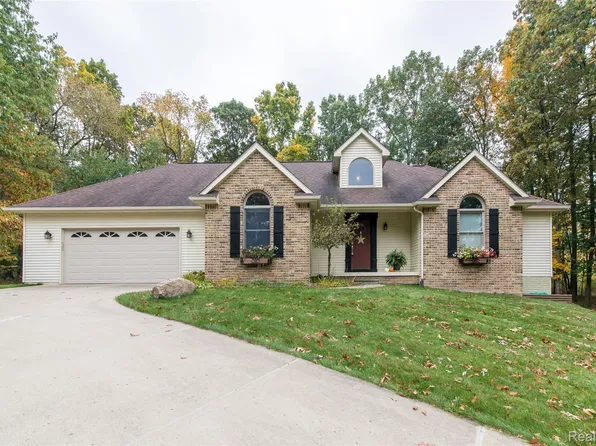 10315 Denton Creek Dr, Fenton, MI 48430