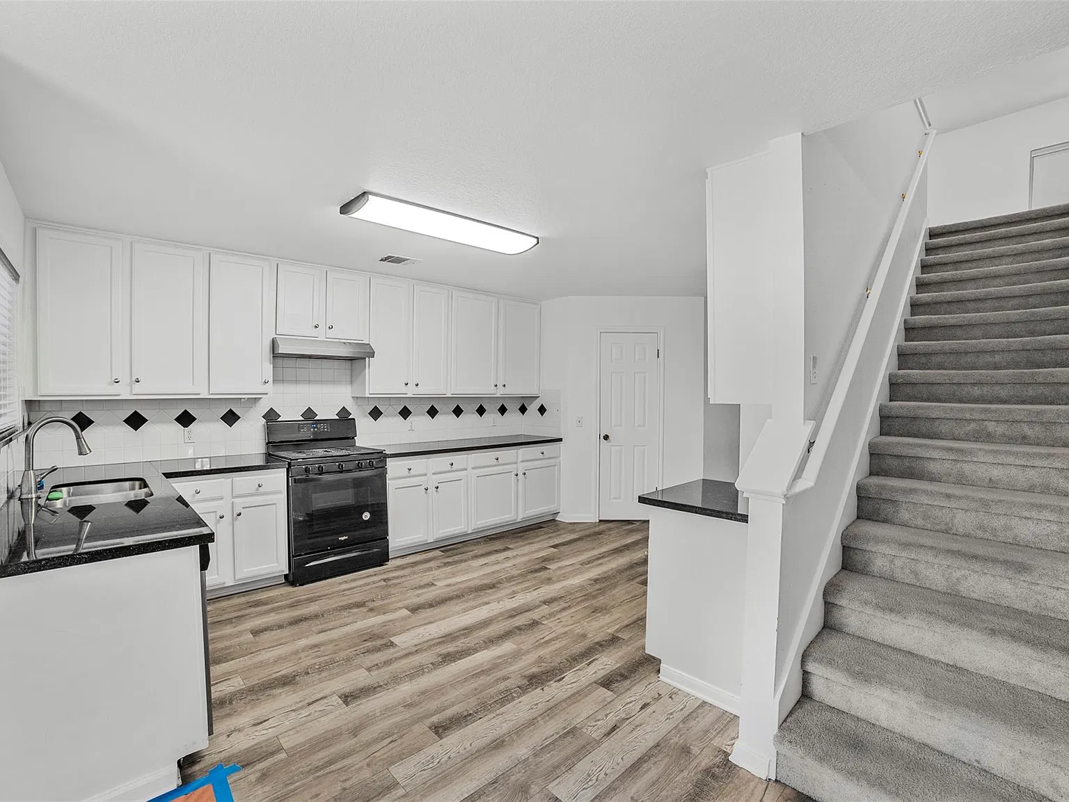 3 bed, 2.5 bath, 2394 sqft, $2,095 — Photo 4