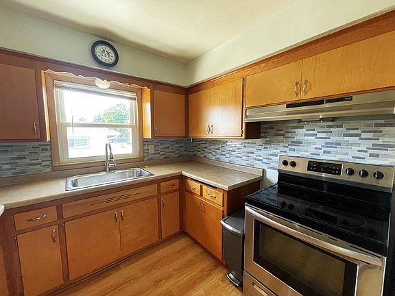 3rd image of 707 Lakeview AVENUE