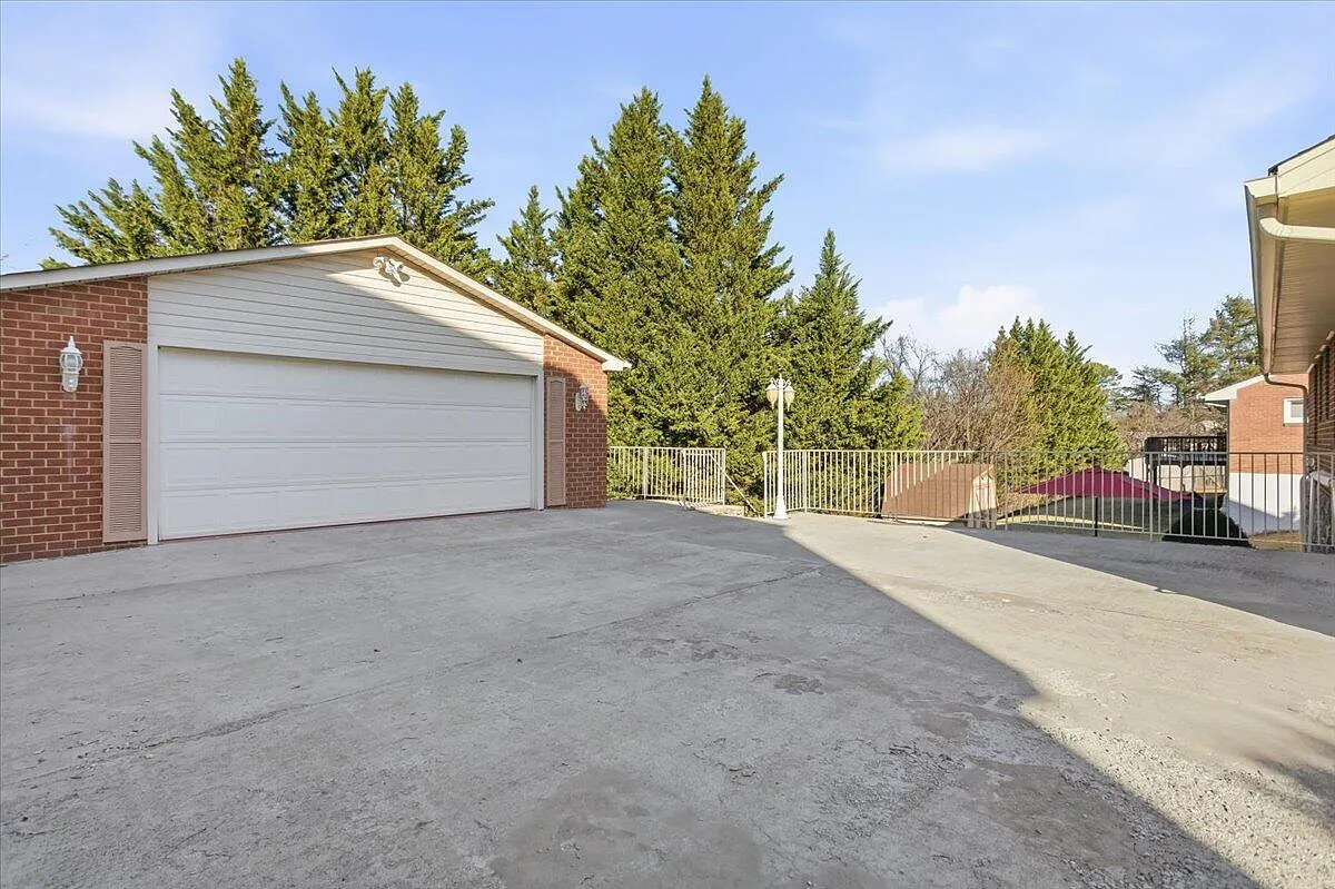 4 bed, 1.5 bath, 2150 sqft, $2,495 — Photo 2
