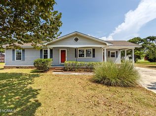 221 Diamond City Dr, Harkers Island, NC 28531