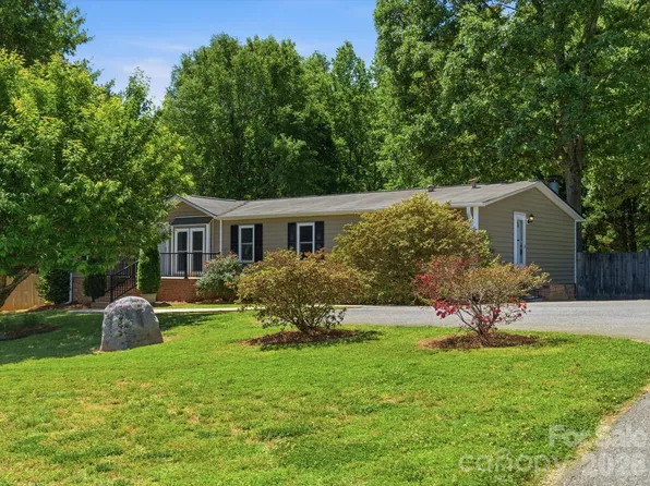 715 Dallas Spencer Mountain Rd, Dallas, NC 28034