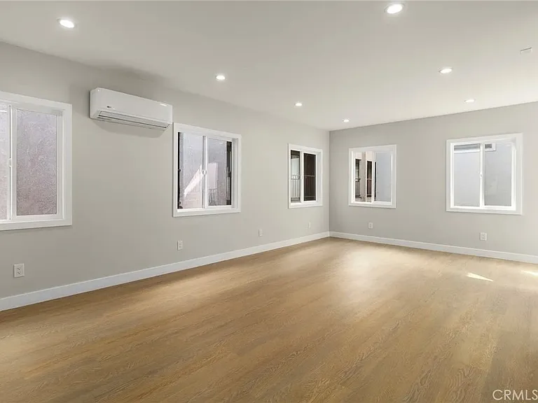 1827 E 4th St #18 — Photo 11