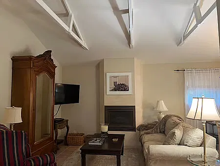 686 Vera Cruz Ave — Photo 1