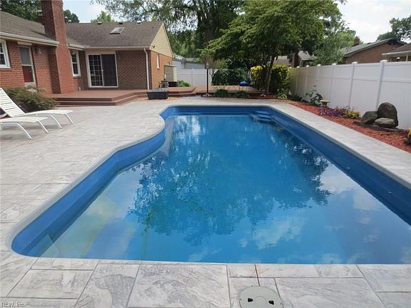 2nd image of 6807 Meadowlawn Dr
