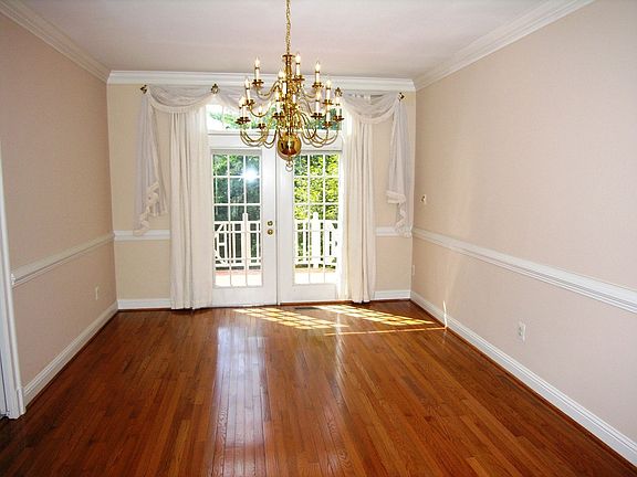 4th image of 10165 Castlewood Ln