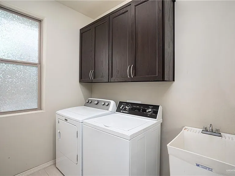 2425 Pebble St — Photo 30