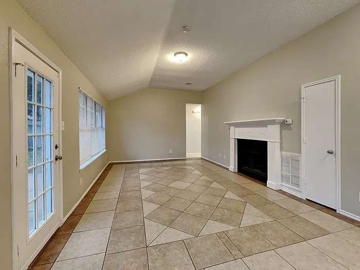 3104 Stonewall Ln — Photo 4
