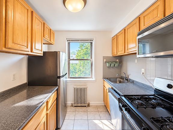 4th image of 418 Main St APT C2