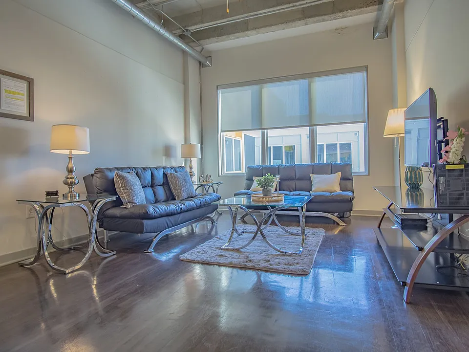 550 W Peachtree St NW #ID1013805P