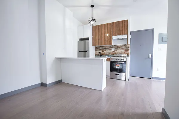 Rented by Mazel Realty USA Corp | media 10