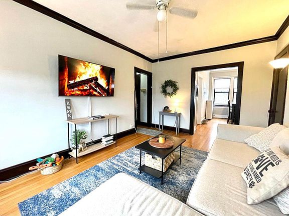 4th image of 4443 N Leavitt St #3