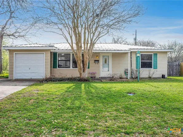 104 Bonham St, Port Lavaca, TX 77979