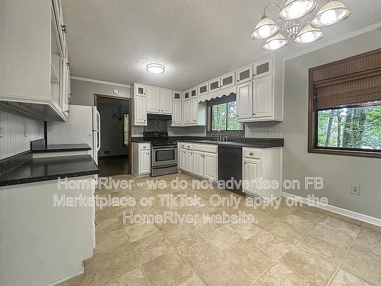 2551 Hunton Ct NE — Photo 3