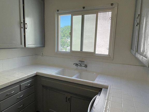 2nd image of 2425 Silver Lake Blvd