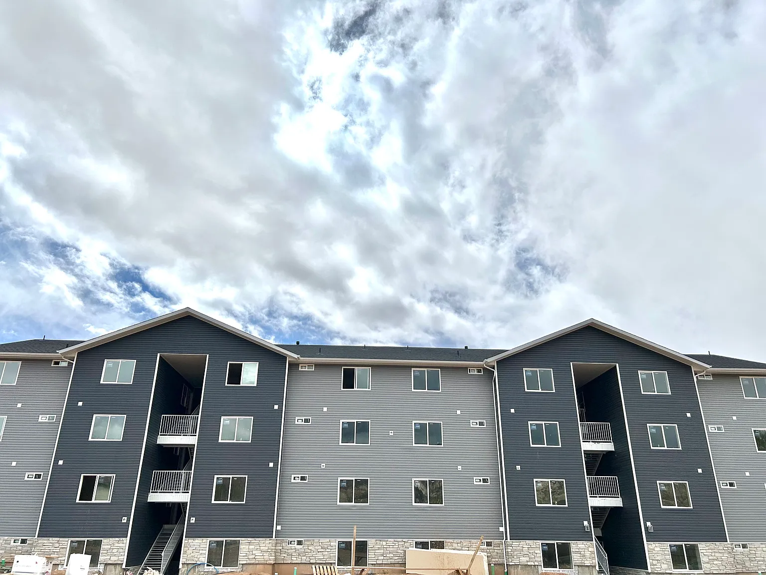 4 bed, 1465 sqft, $402 — Photo 1