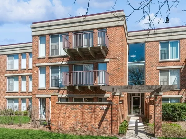352 Kelburn Rd APT 322, Deerfield, IL 60015