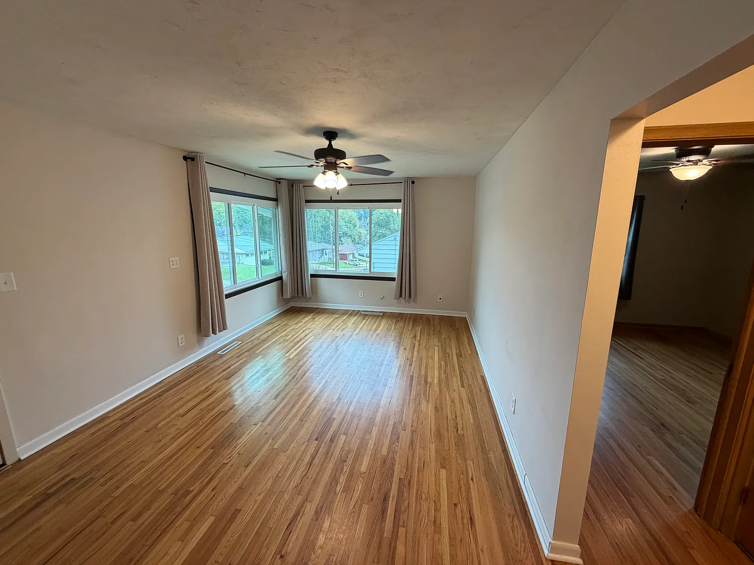 3 bed, 1356 sqft, $1,900 — Photo 2