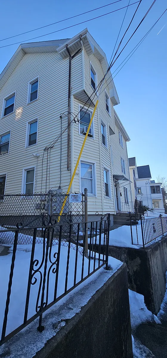 Building Photo - 358-362 Weeden St #3