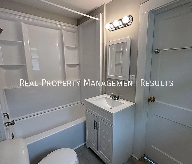 1111 Stanley Ave — Photo 9