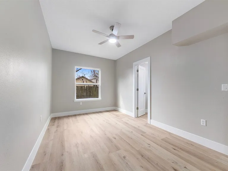 219 E James St — Photo 7