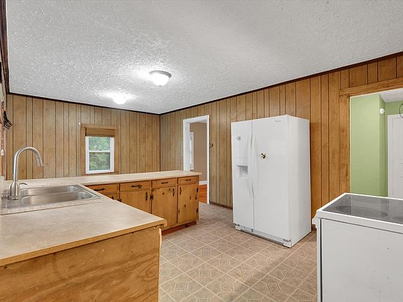 5th image of 228 Perry Ave