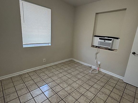4th image of 709 Gotham Ct #B