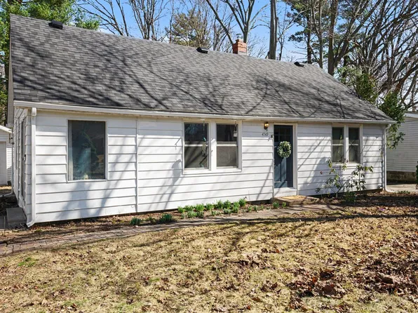 4749 Wil O Paw Dr, Coloma, MI 49038