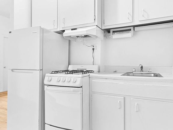 4th image of 429 E 65th St APT 22
