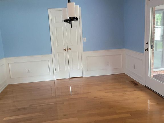 5th image of 566 Whitney Dr