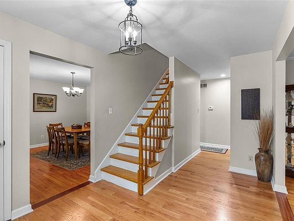 3rd image of 11210 Queensway Dr