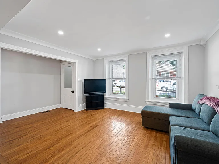567 Dupont St — Photo 8