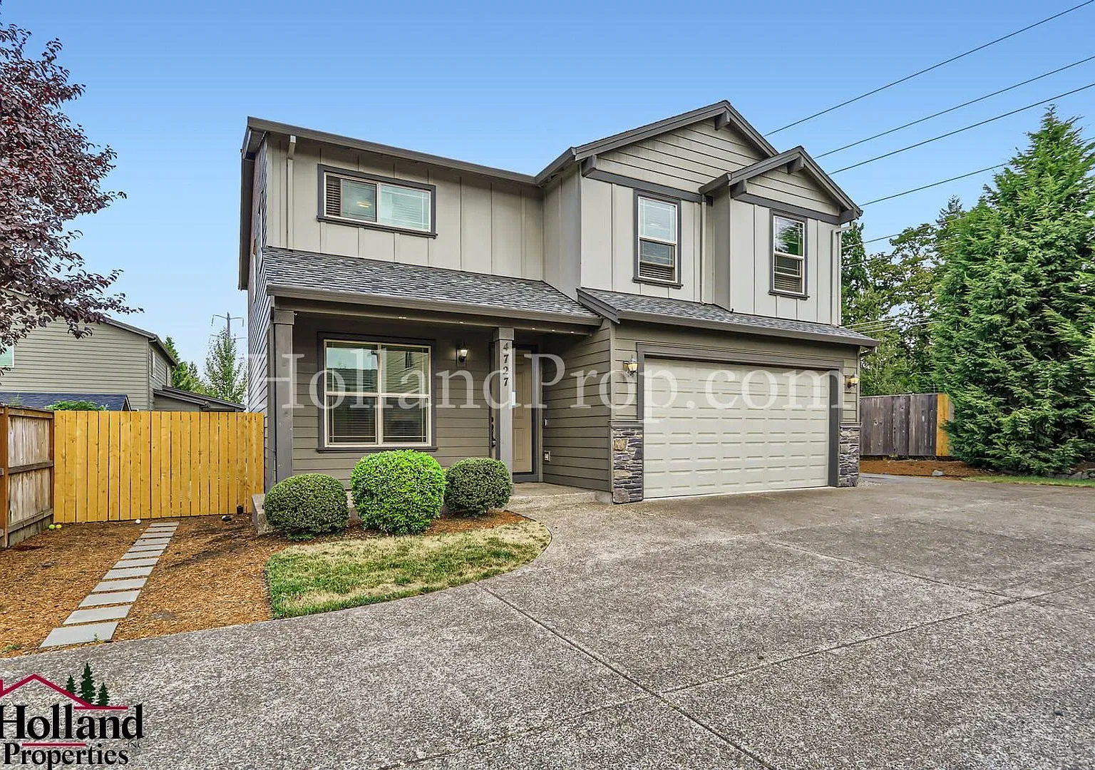 Spectacular 4-Bedroom Single-Family Home with Modern Central AC! — Photo 2