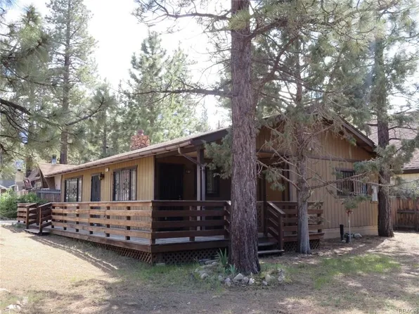 933 Lakewood Dr, Big Bear City, CA 92314