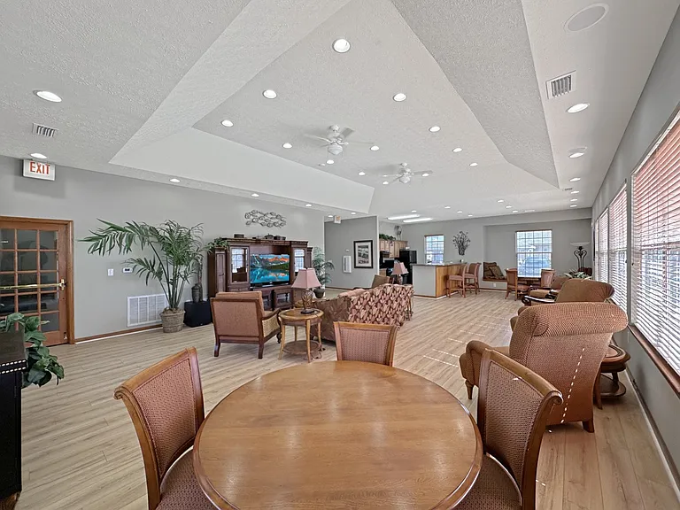 Alison Pointe Apartments — Photo 9