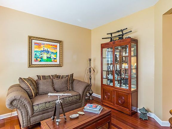 5th image of 605 Robin Hood Dr