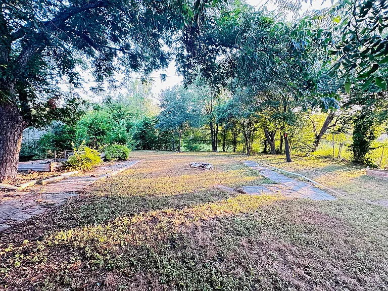 10806 Lazy Oaks Dr — Photo 28