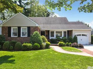 108 Brook St, Garden City, NY 11530