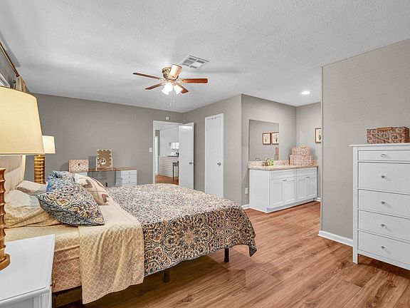 4th image of 528 Daffodil St