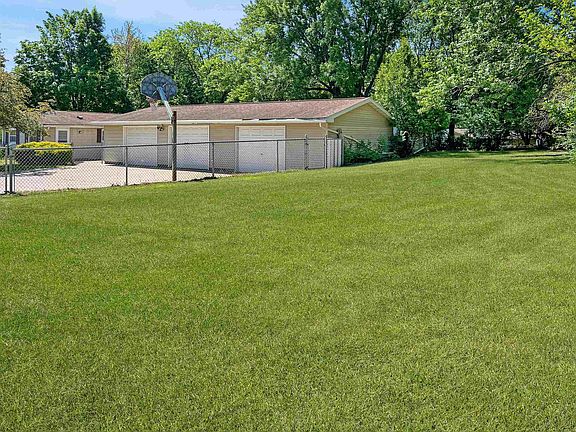 2nd image of 1499 Hemlock Drive