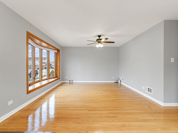 3rd image of 3810 N Newland Ave