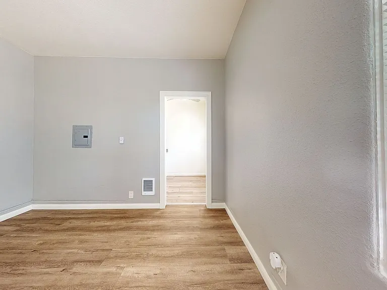 5452 Bancroft Ave — Photo 7