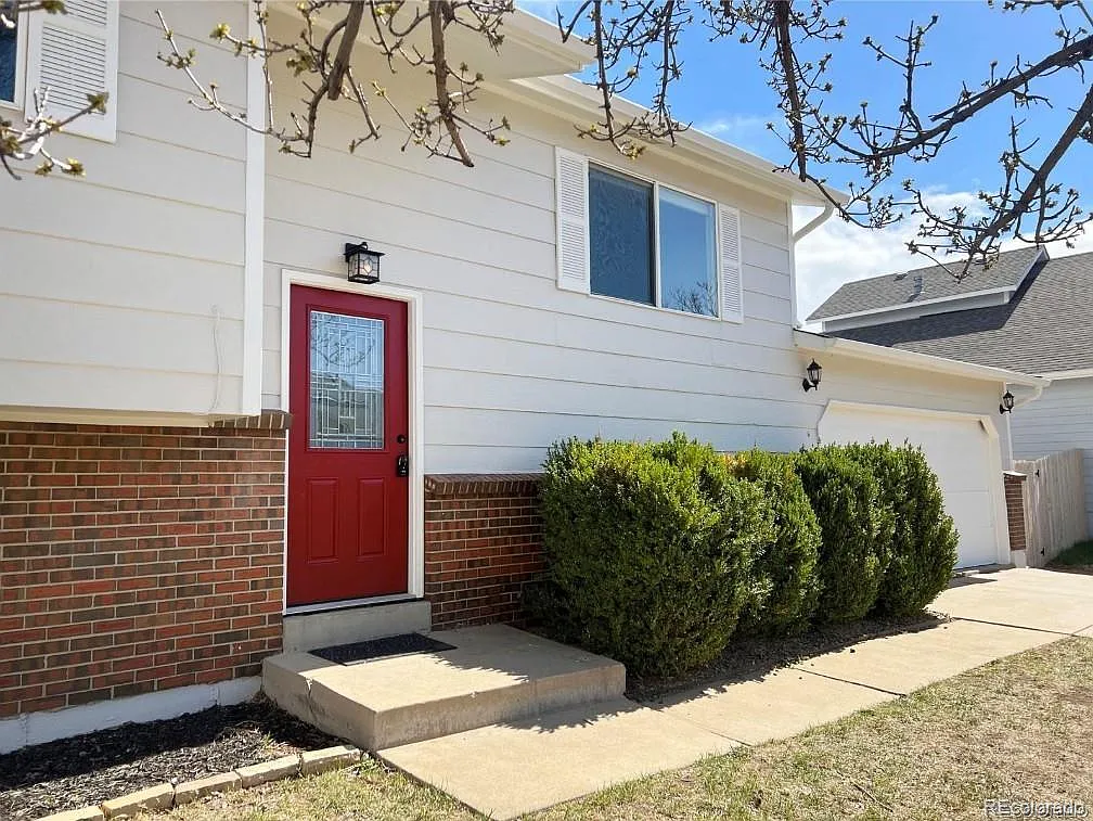 4 bed, 2.0 bath, 1570 sqft, $3,300 — Photo 3