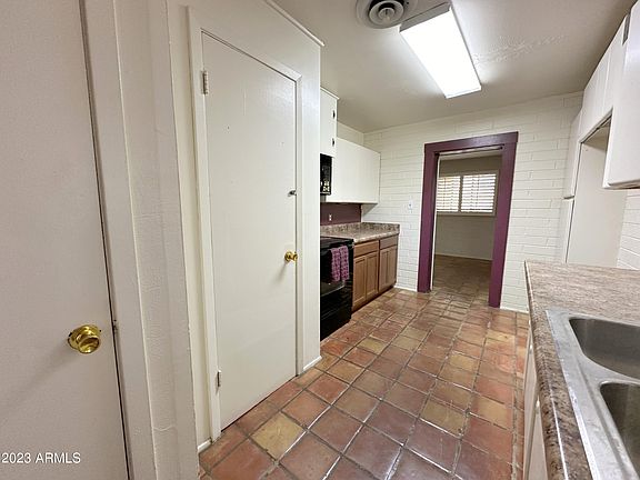 5th image of 1029 N COOLIDGE Avenue