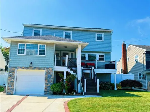 22 Wilshire Ct, Freeport, NY 11520