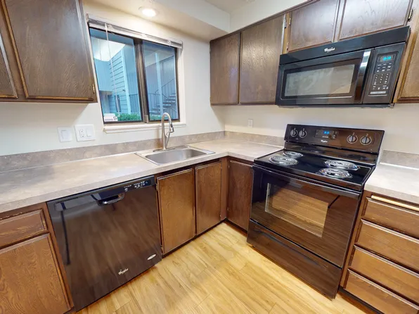 Kentfield Apartments & Pond Homes, 601 Country Club Rd #2303dc61c, Eugene, OR 97401