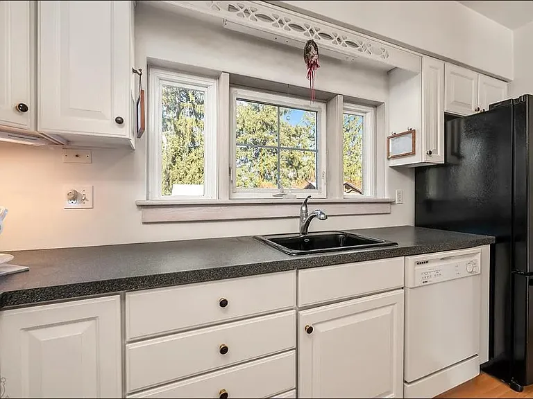 145 W Brookdale St — Photo 9